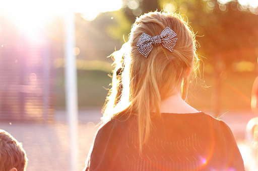 女子贷款打赏男主播42万，引发法律争议，如何界定虚拟与现实的边界？