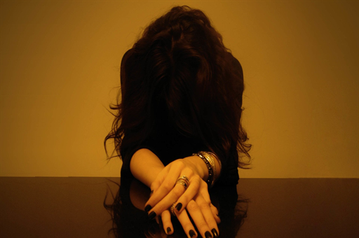 女子转身不慎与男子相撞导致骨折，获赔七万元