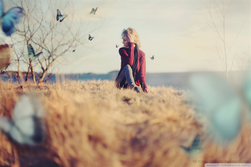 女子遭遇反向折叠楼梯惊魂瞬间